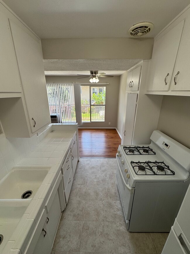 Foto del edificio - 1635 N Hobart Blvd
