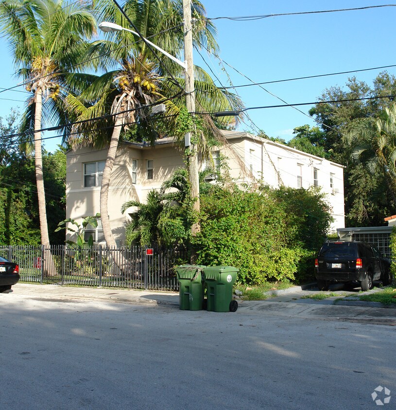 Foto del edificio - 689 NE 61st St
