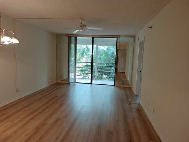Building Photo - 4640 Lucerne Lakes Blvd