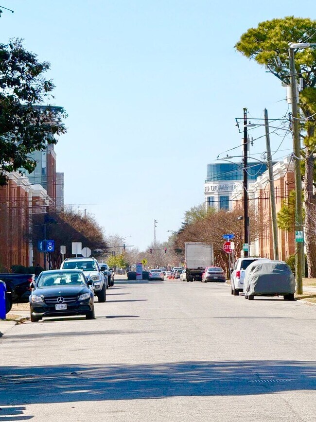 Building Photo - ***4 Bed RENOVATED house/ODU Students welcome! Granite countertops