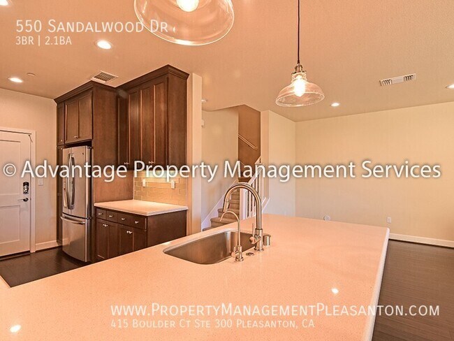 Foto del edificio - 550 Sandalwood Dr