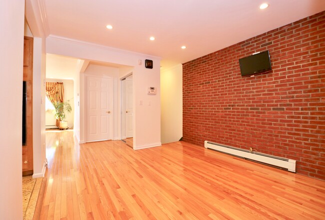 Dining Room - 1535 E Gun Hill Rd