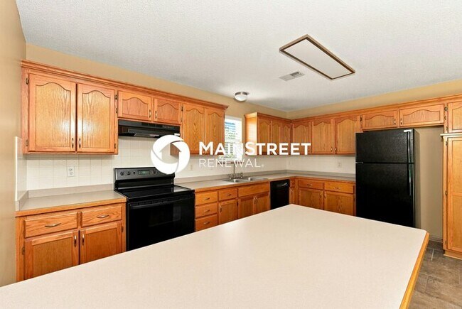 Foto del edificio - 3 Bedroom Pet-Friendly Home in Raymore, MO with Main Street Renewal