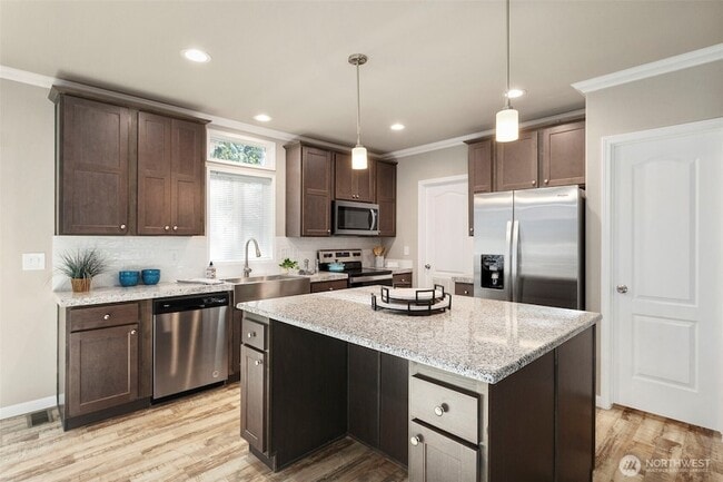 Building Photo - 39001 Shoreview Dr NE