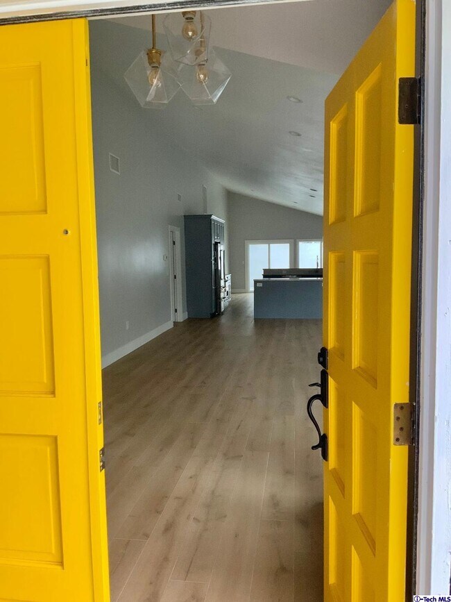 Foto del edificio - 1148 N Poinsettia Ave