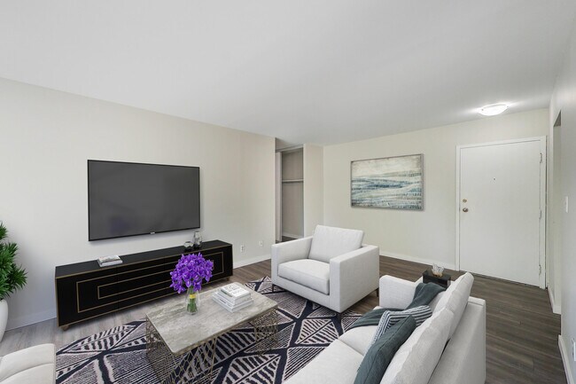 Building Photo - Freshly Renovated 2 Bedroom 1 Bathroom Apartment!