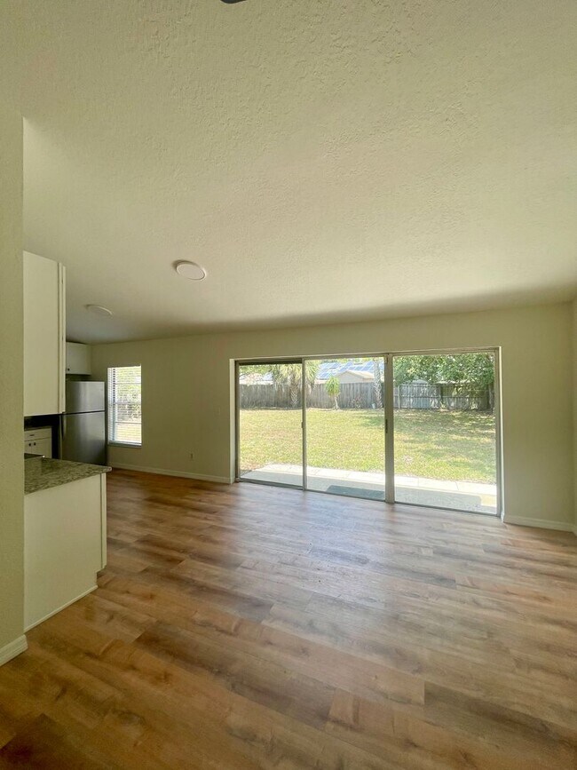 Foto del edificio - Renovated 3-Bed Home with Modern Upgrades ...