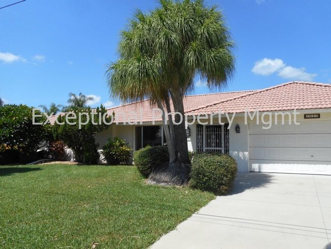 Foto del edificio - Spacious Home with Luxurious Primary Suite + Den on Oversized Gulf Access Lot!