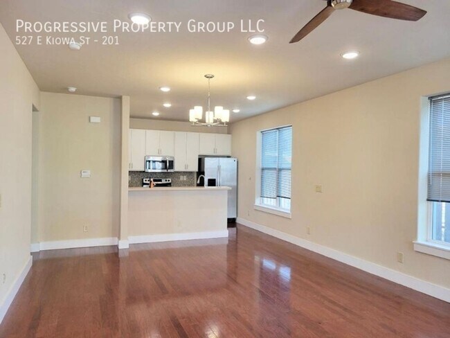 Building Photo - 527 E Kiowa St