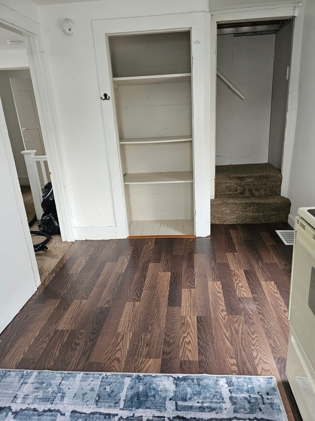 Building Photo - 512 Cemetery St