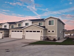 Building Photo - 521 210