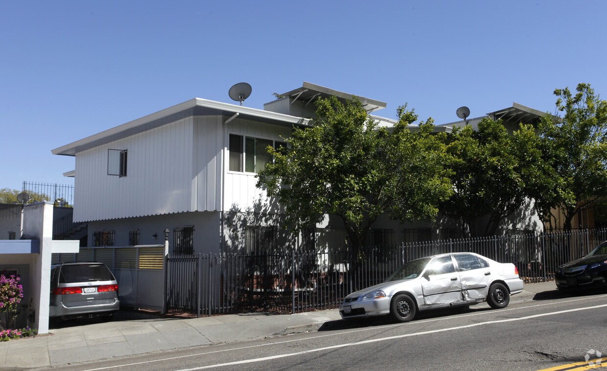 Foto principal - 1843 Macarthur Blvd