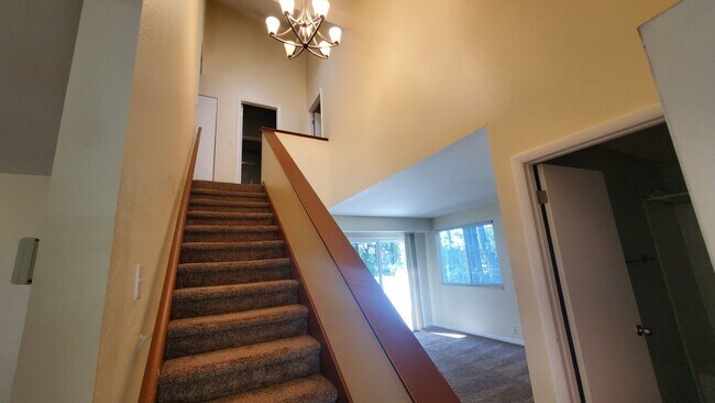 Foto del edificio - 4 Bd 2 Bath Townhome Over 2100 sq ft