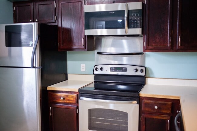 Foto del edificio - Norfolk condo across from Chesapeake Bay