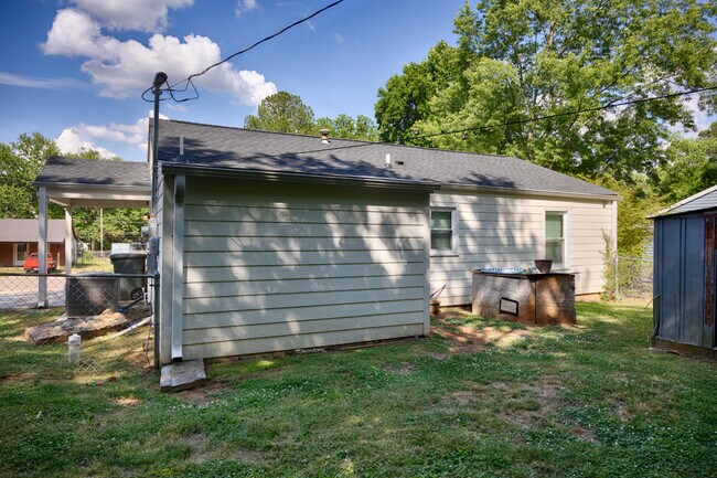 Building Photo - 907 Fairway Dr NW