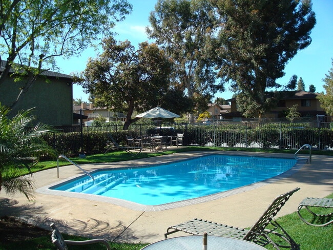 Building Photo - 321 Rancho Dr
