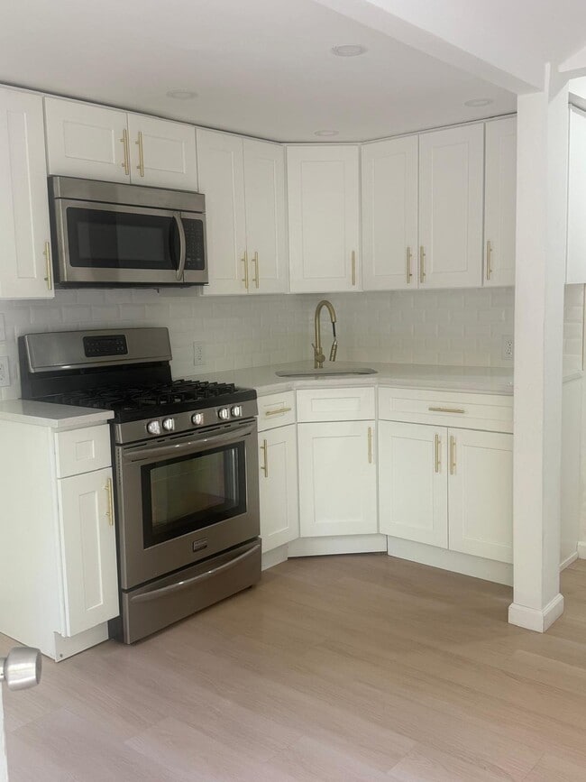 Foto del edificio - 14 Woodland Cir S