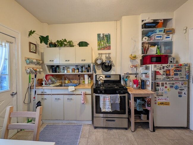 Building Photo - 2 Evergreen Sq