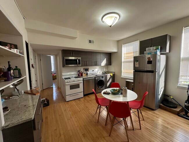 Foto del edificio - 3735 W Diversey Pkwy