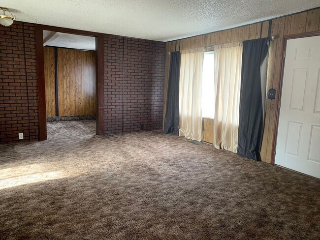 Building Photo - 3 Bedroom w/garage & fenced yard