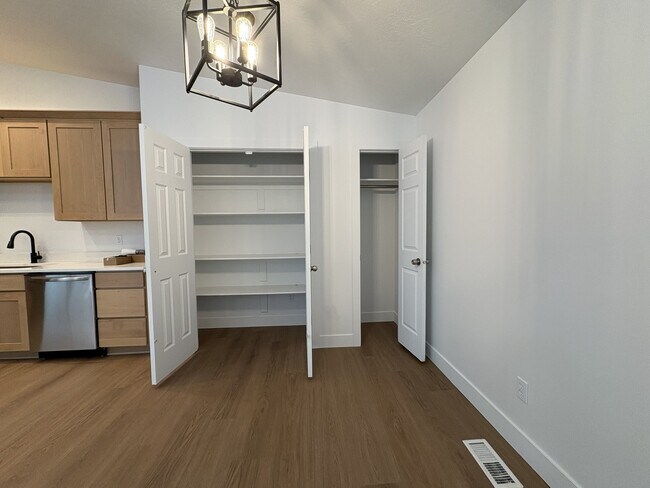 Foto del edificio - 765 Lupine Ct