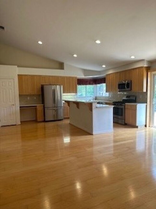 Building Photo - Beautiful Home