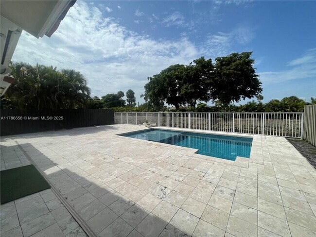 Foto del edificio - 10570 NW 51st St