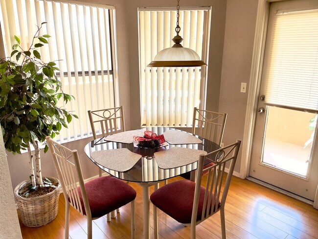 Foto del edificio - 4850 E Desert Cove Ave