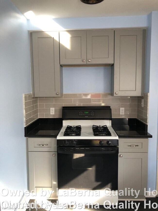 Foto del edificio - 3 br, 1 bath Duplex - 22788 Courtland Ave