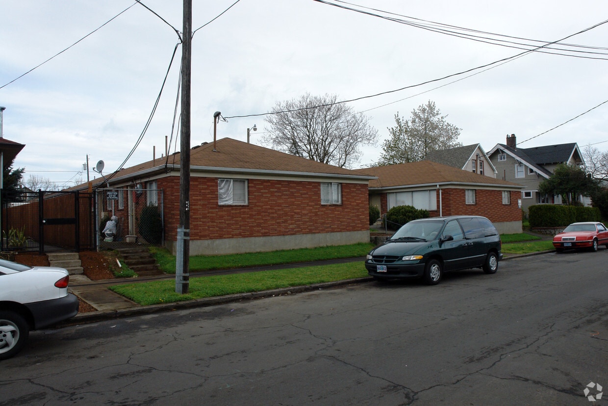 Building Photo - 5831 NE 10th Ave