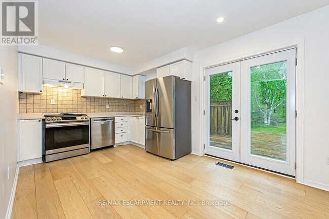 Building Photo - 77 Birchway Pl