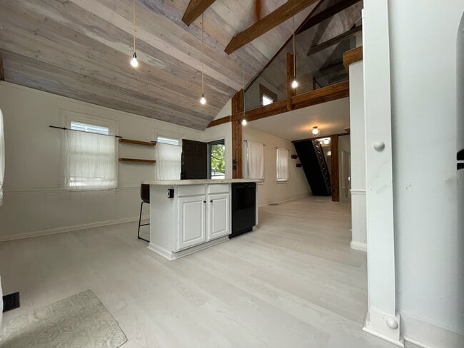 Building Photo - 2185 Columbus Rd