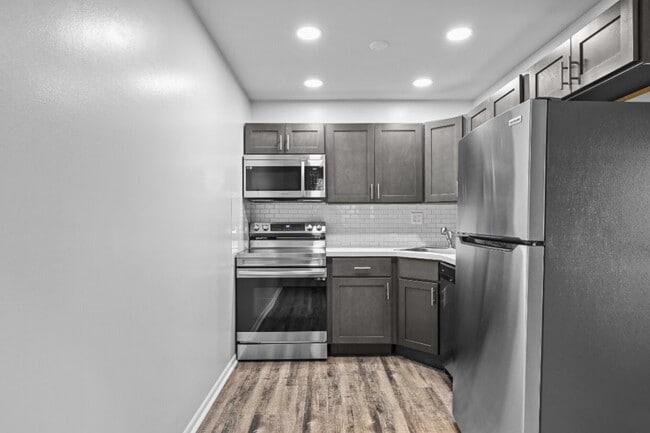 Building Photo - Spring Manor