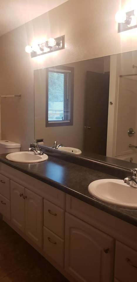 Building Photo - 1101 W Ridgeview Dr