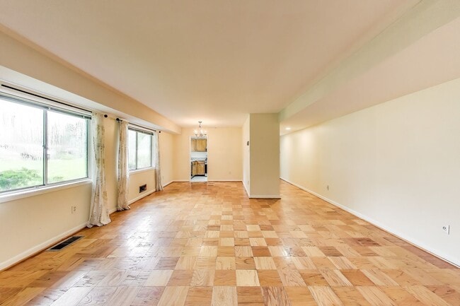 Building Photo - Spacious Parkside Condo with All Utilities...