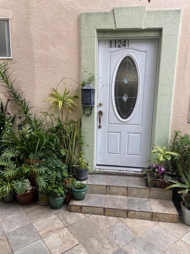 Building Photo - 1124 S Doheny Dr