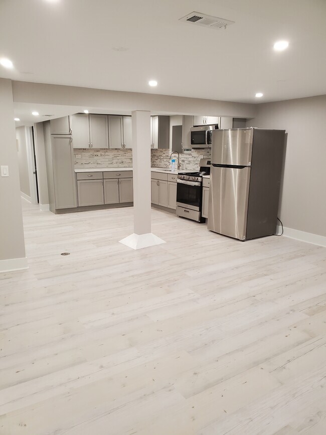 2204 W Ainslie St Unit B, Chicago, IL 60625 Condo for Rent in