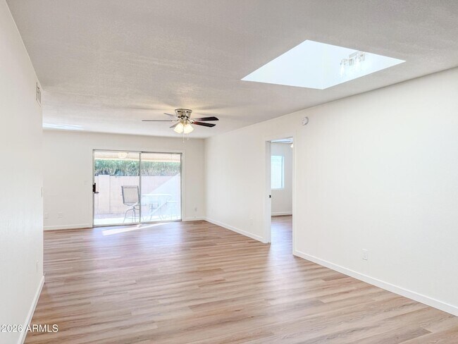 Foto del edificio - 2533 E Wagoner Rd