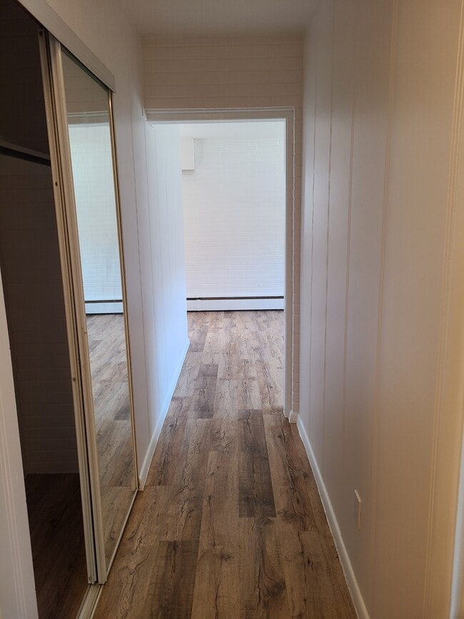 Building Photo - 1910 Main St