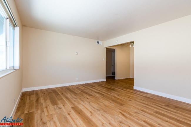 Building Photo - 642 Blythe Ct