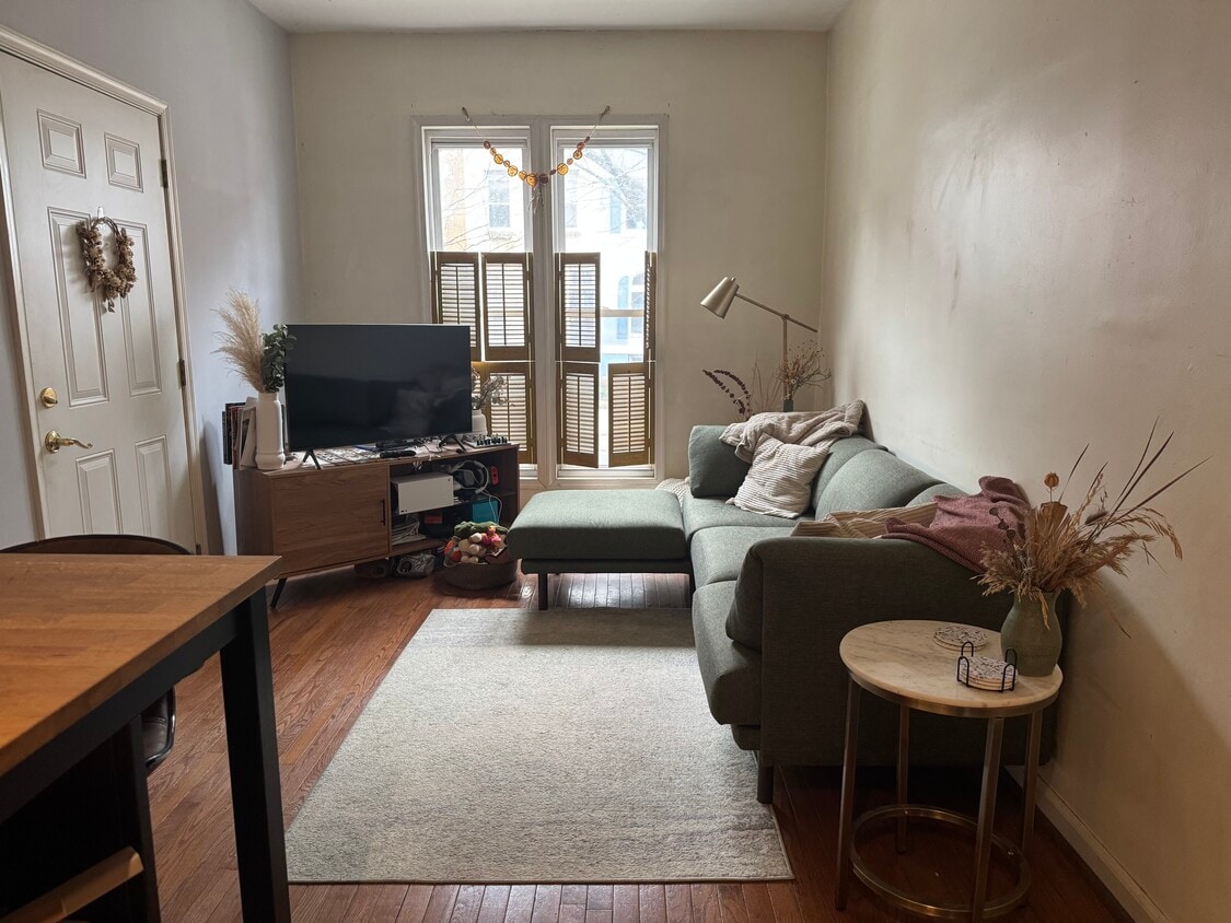 Living Room - 2722 Maryland Ave