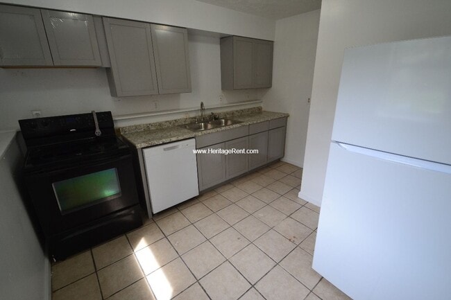 Building Photo - Camp Washington 3 Bedroom 1.5 Baths Single...