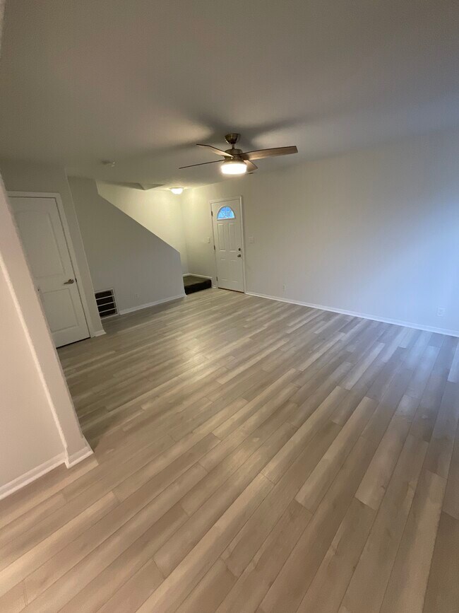 Sala de estar - 1319 Lemna Ave