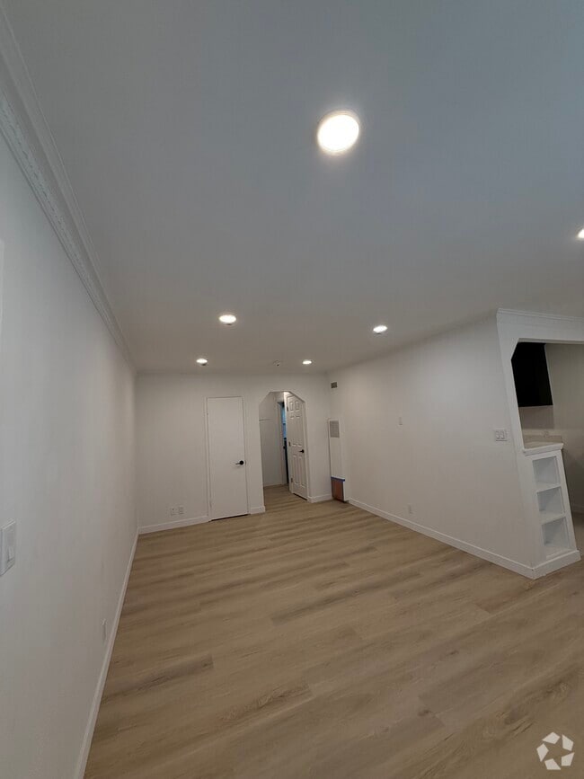 Building Photo - 1229 Larrabee St