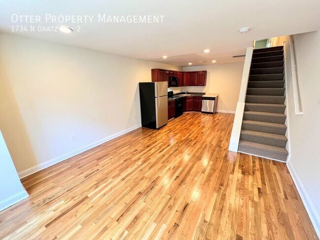 Foto del edificio - 5BR/2BA Second Floor Apartment on Lively G...