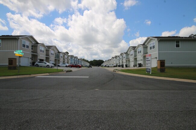 Foto del edificio - Pet-Friendly 3BR Townhome in Meadow Brook ...