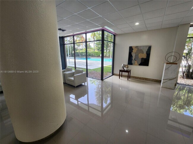 Foto del edificio - 20100 W Country Club Dr