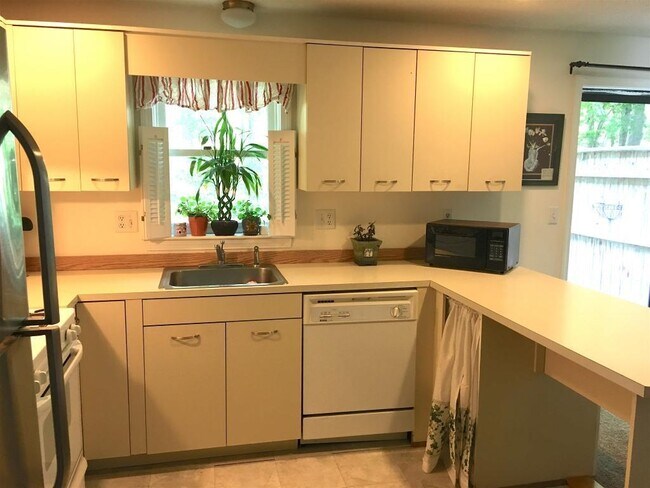 Foto del edificio - 32 Birchwood Dr