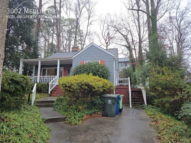 Foto del edificio - 3002 Medlin Dr