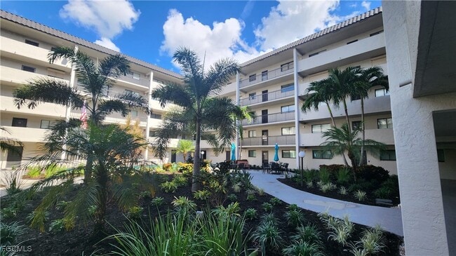 Foto del edificio - 2121 Collier Ave